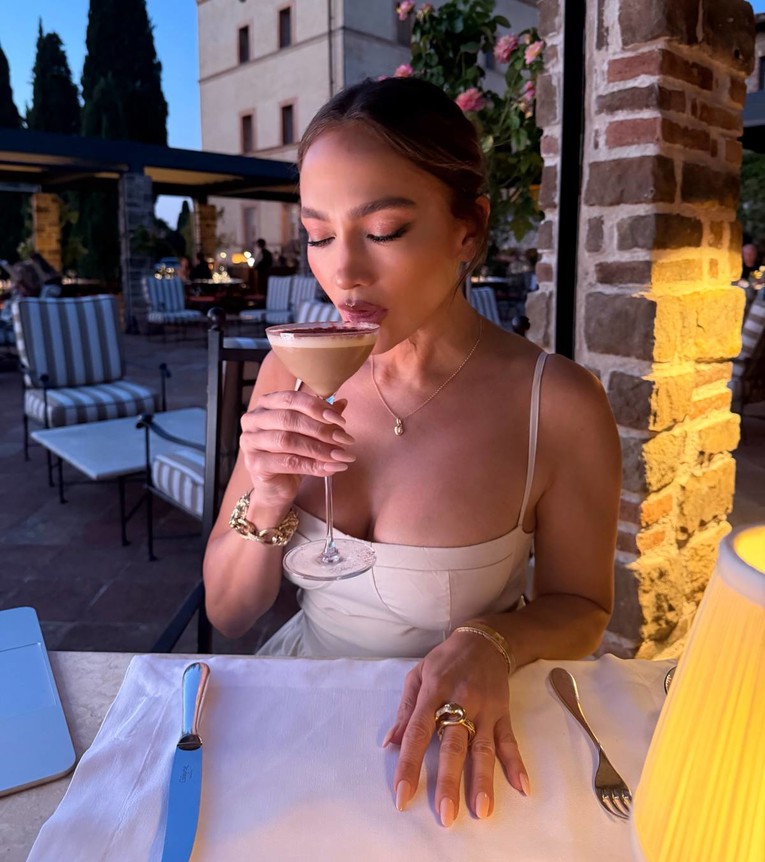 J.Lo nosi haljinu koja savršeno ističe figuru (košta manje nego što biste očekivali)