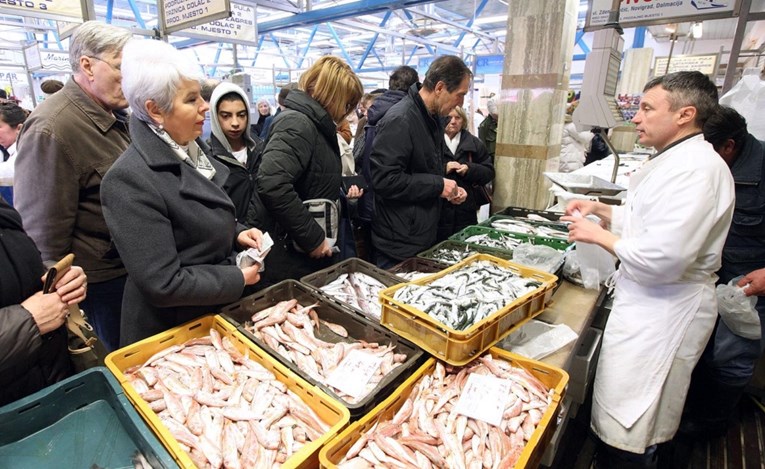 Tata Joška Gvardiola godinama prodaje ribu na Dolcu, za štandom je i na dane utakmica