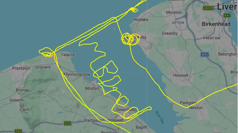Pilot u zraku iznad Britanije avionom ispisao "Dosadno mi je"