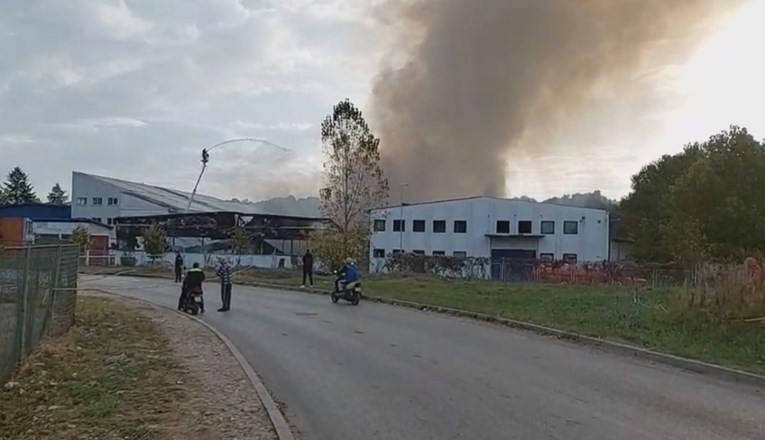 Planuo ogroman požar u tvornici u BiH. Ozlijeđen radnik osiguranja, otkazana škola