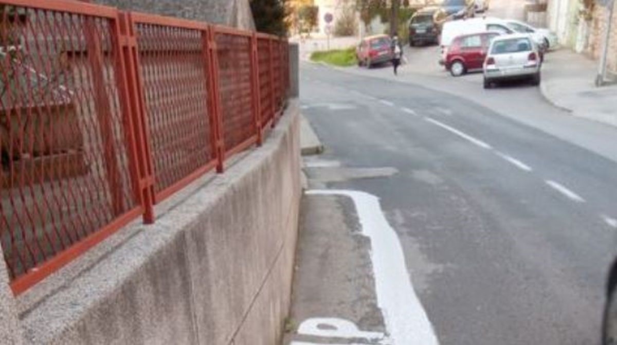 Nekome je prekipjelo: Uz cestu u Šibeniku osvanuo nogostup kakav se rijetko viđa
