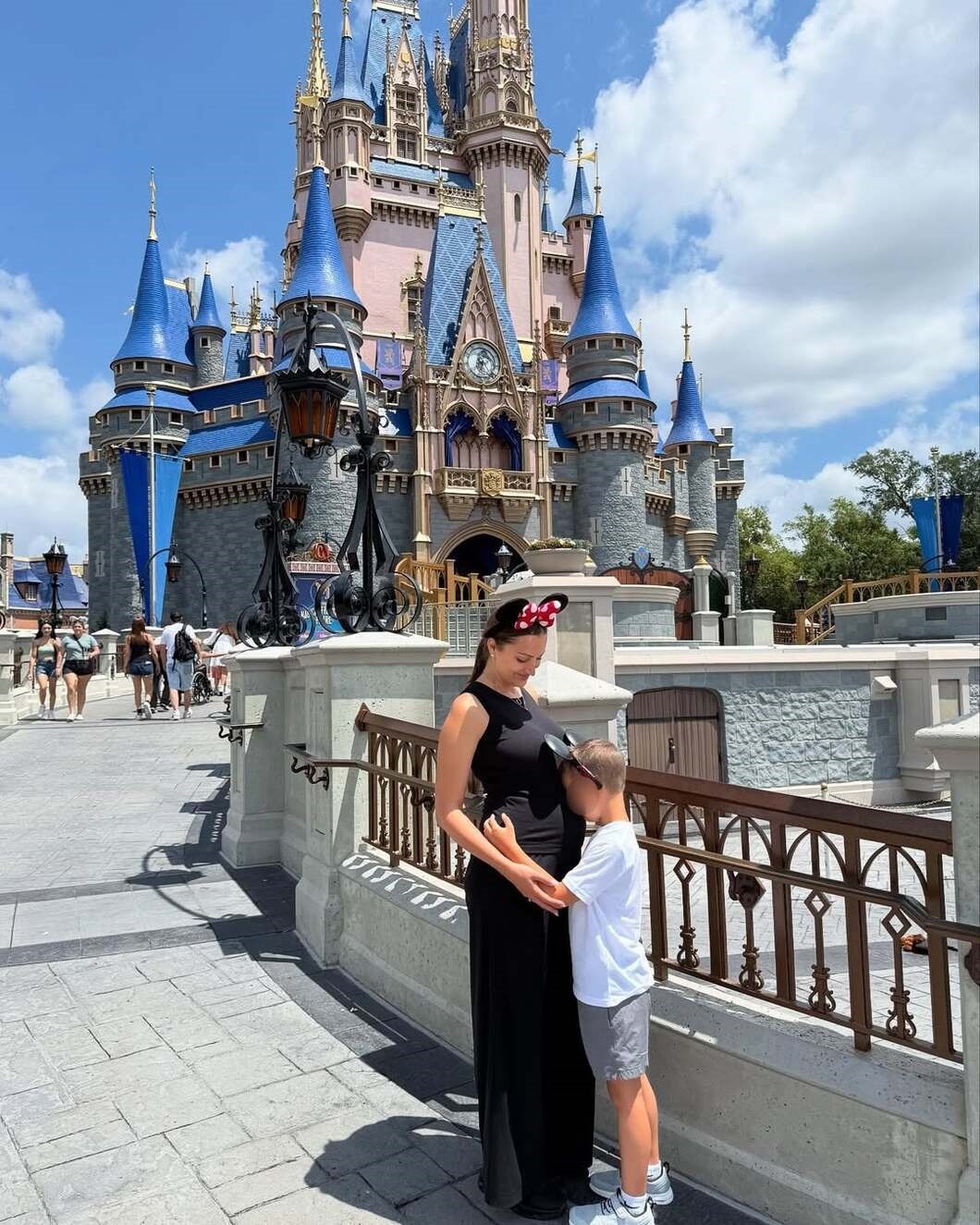 Aleksandra Prijović s obitelji uživala u Disneylandu, pokazala i trudnički trbuščić
