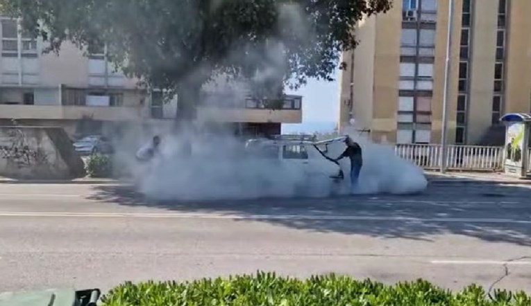 VIDEO U Splitu se zapalio auto, u njemu bio stariji čovjek. Spasio ga vlasnik lokala