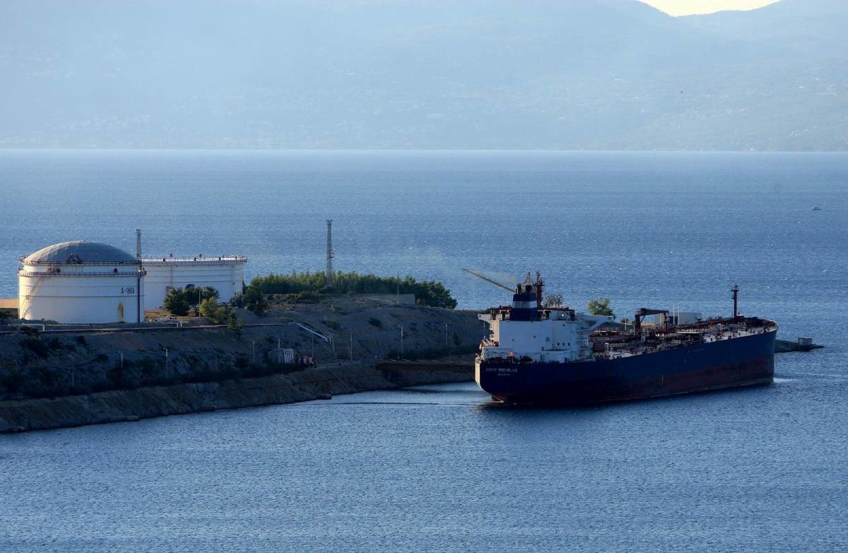 Reuters: Tanker s naftom za Naftnu industriju Srbije stigao u Omišalj, zaustavljen je