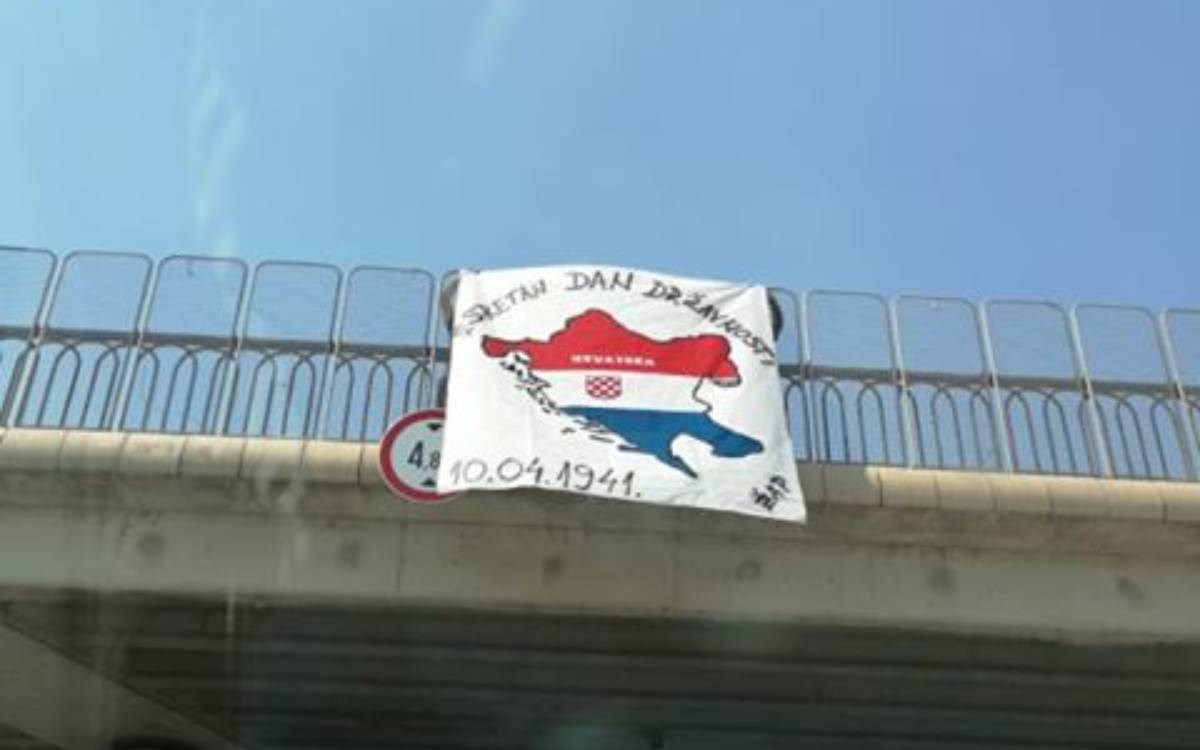 FOTO U Splitu transparent koji slavi dan osnivanja NDH