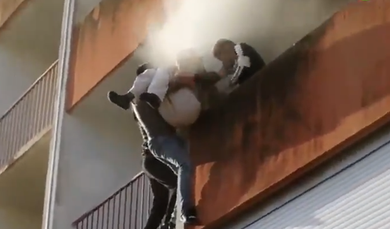 VIDEO Nevjerojatna reakcija ovih mladića spasila je starca od sigurne smrti u požaru