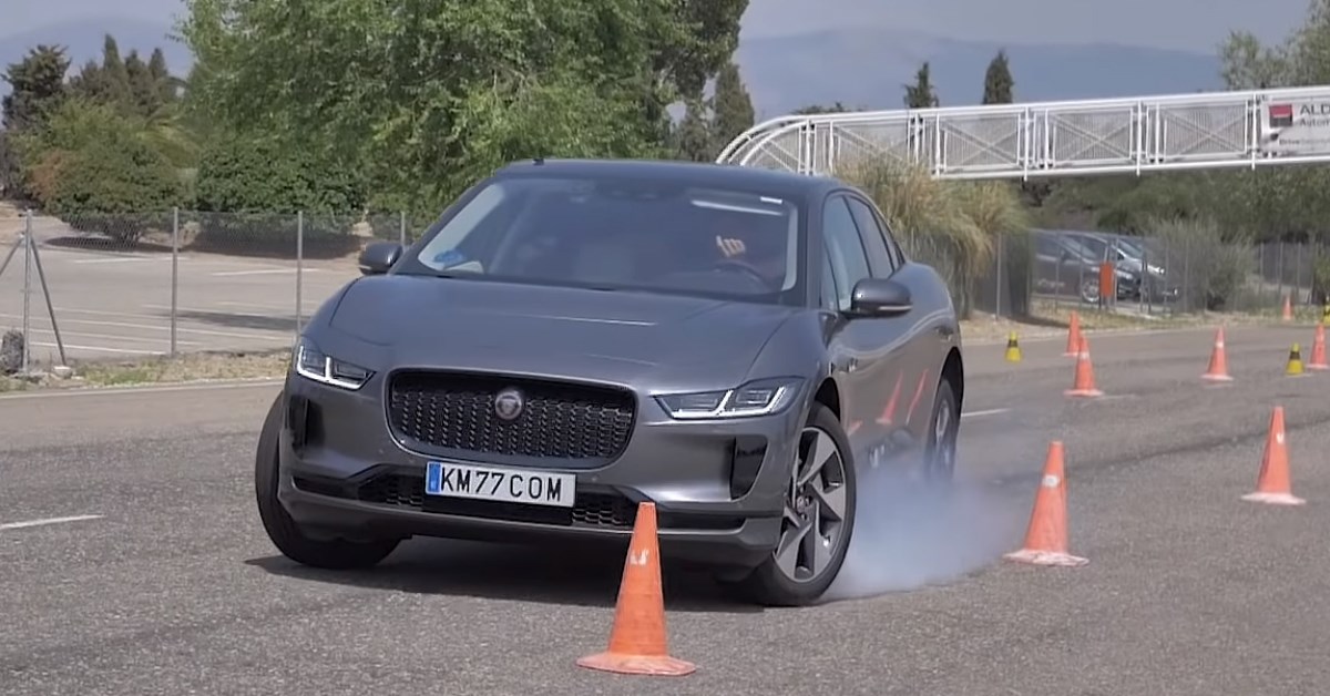 VIDEO Ne izgleda dobro: Električni Jaguar pokušao izbjeći losa, nije uspio