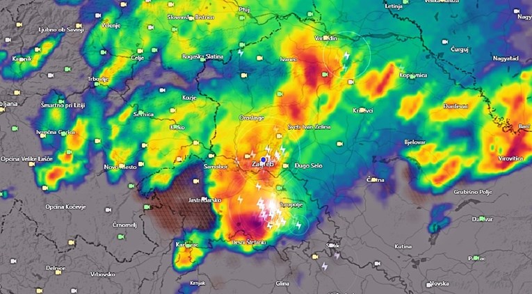 Snažan pljusak u Zagrebu, oko Hrvatske više olujnih fronti. Stiže i promjena vremena