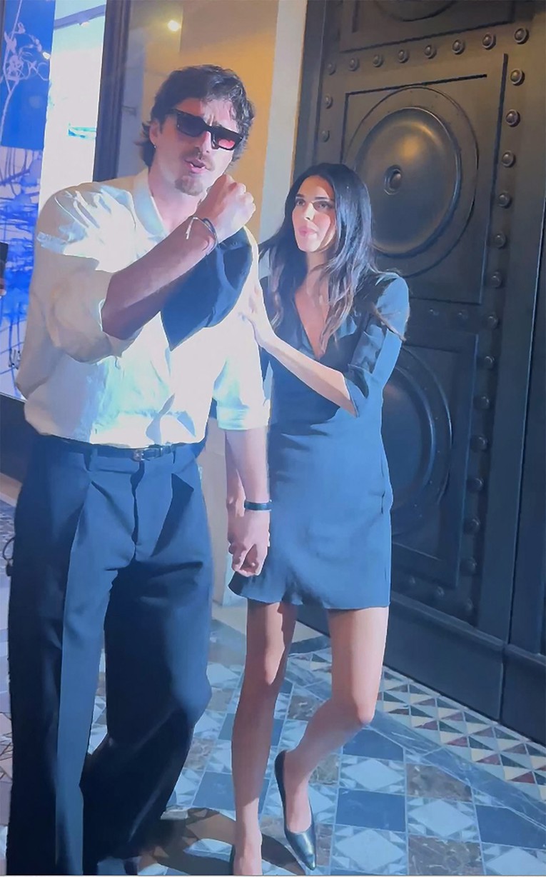 Kendall skrivala lice, Elordi paparazzima poručio: "Prestanite, prestanite, prestanite"