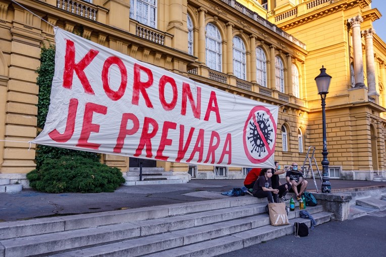 Kod HNK u centru Zagreba izvjesio veliki transparent "Korona je prevara"