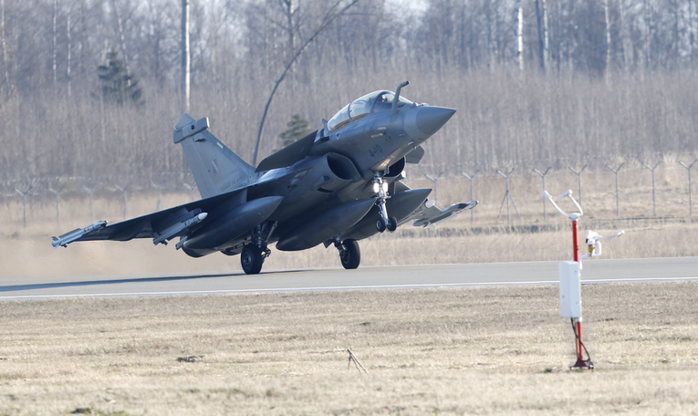 U članici NATO-a zatvorili aerodrom i digli borbene avione. Uletio im dron s istoka