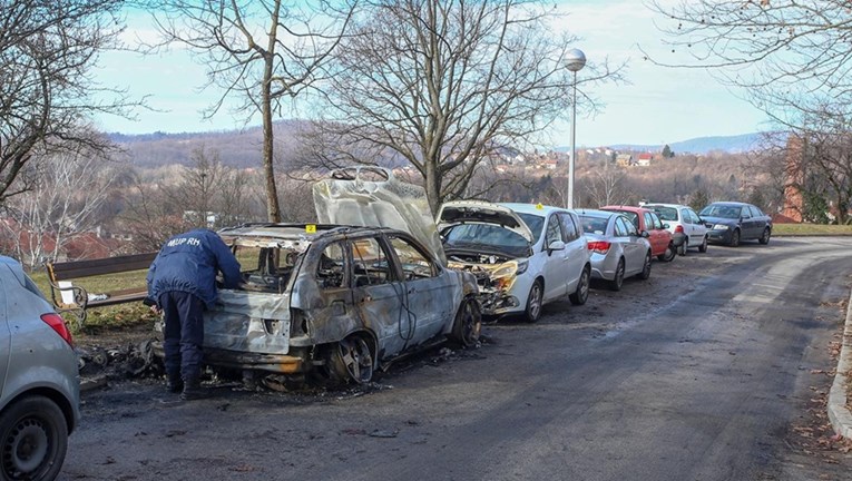 Razriješen prošlogodišnji slučaj paleža šest auta. Nađen eksploziv, uhićeno 2 ljudi