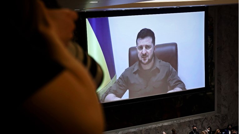 Zelenskij: Humanitarna pomoć ne stiže u Mariupolj jer Rusi prikrivaju zločine