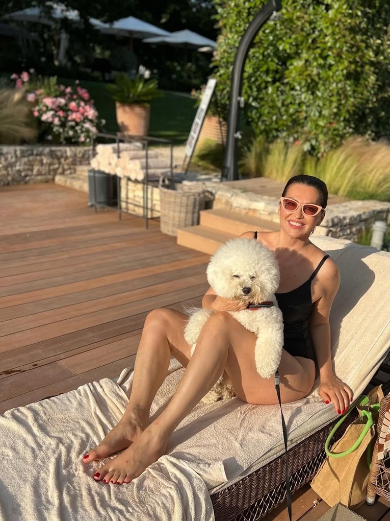 Nina Badrić pozirala uz bazen i oduševila fanove: "Gospođetina"