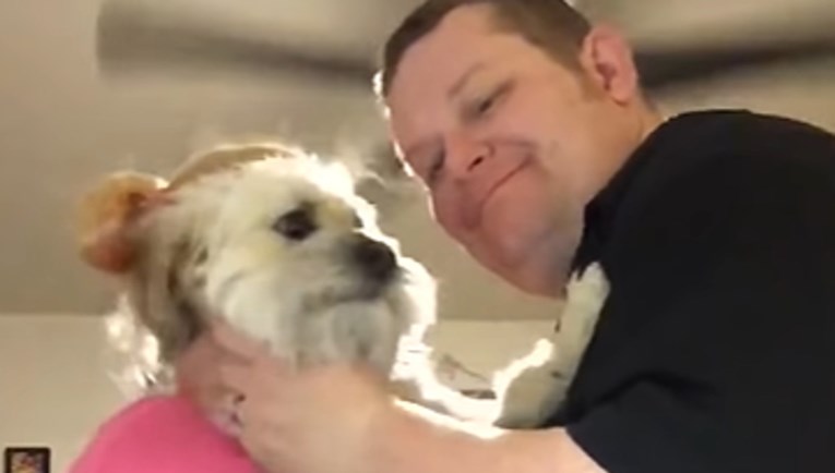 Ljubomorni pas želi biti dio obiteljskog zagrljaja, pogledajte njegovu reakciju