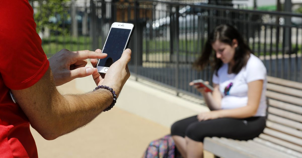 Finska zabranila mobitele na nastavi: "Napokon učenicima vidimo oči i lica"