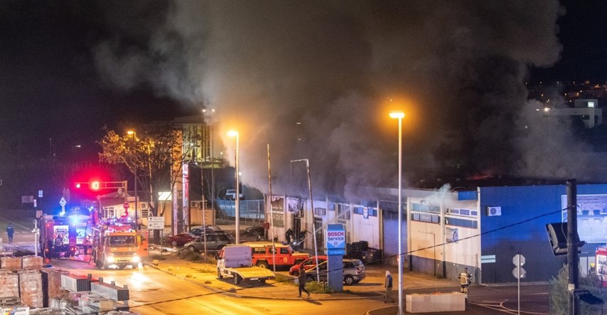 Veliki požar u Splitu, zapalilo se skladište automobilskih guma