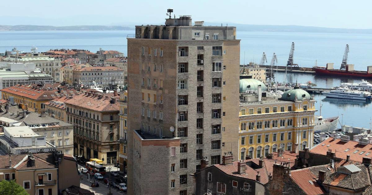 Pretragom stana u Rijeci pronađena drogu i žena (29) za kojom je raspisana tjeralica