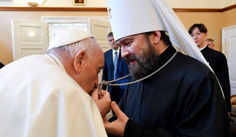 Papa Franjo se sreo s biskupom Ruske pravoslavne crkve. Zagrlio ga i poljubio križ