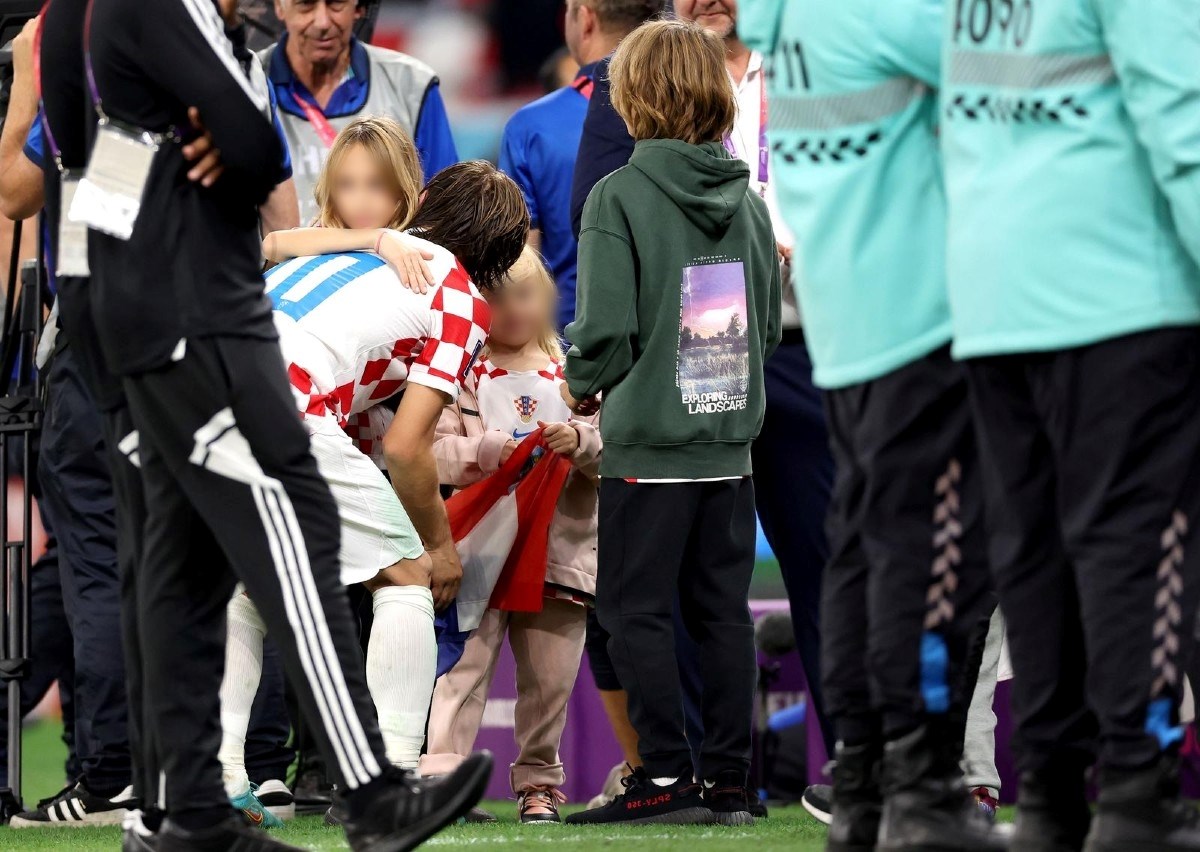 Modrić nakon utakmice potrčao djeci u zagrljaj