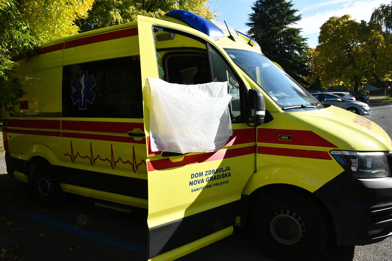 Metak pogodio sanitetsko vozilo. Tehničar pogođen u šaku, vozač spriječio tragediju