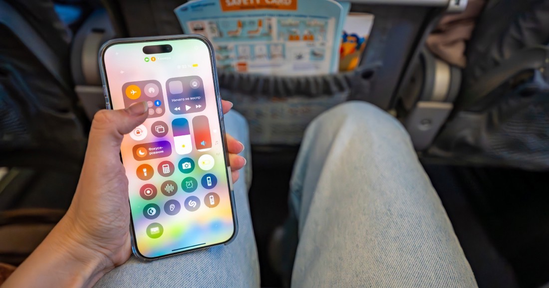 Ispao vam je mobitel u avionu? Stjuardesa objasnila zašto ga ne smijete sami podizati