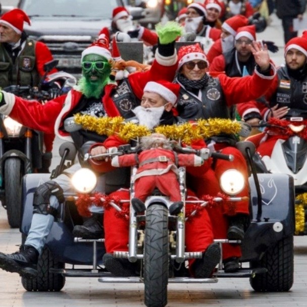 FOTO Članovi moto kluba Golubica Vukovar se prerušili u motomrazove i darivali djecu