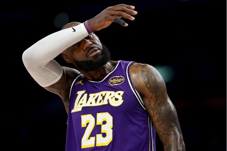Lakersi ispustili ogromnu prednost. LeBron: Prestar sam za ovo s*anje