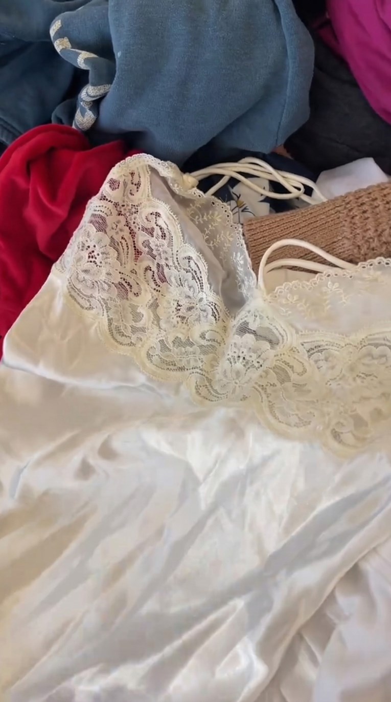 U second handu pronašla Diorovu haljinu, a zatim je ugledala cijenu