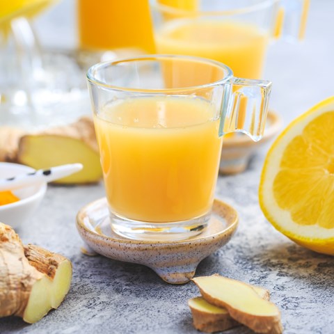 Osvježavajući napitak s đumbirom, limunom i medom za dobro jutro