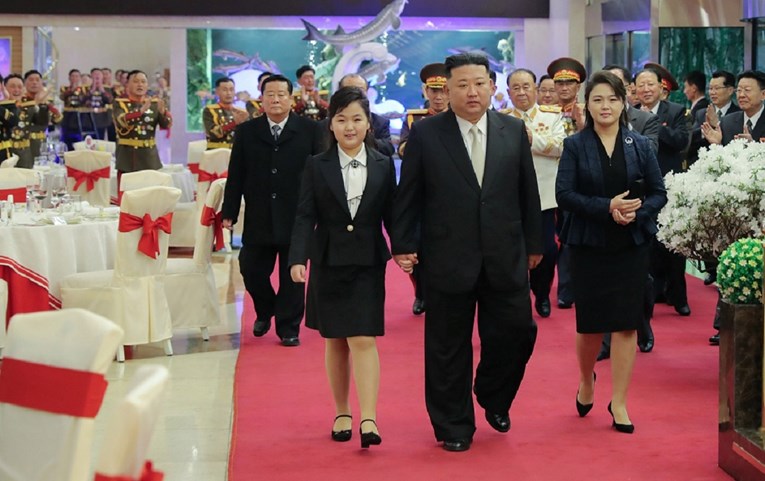 Bizaran modni detalj na supruzi Kim Jong-una šokirao mnoge