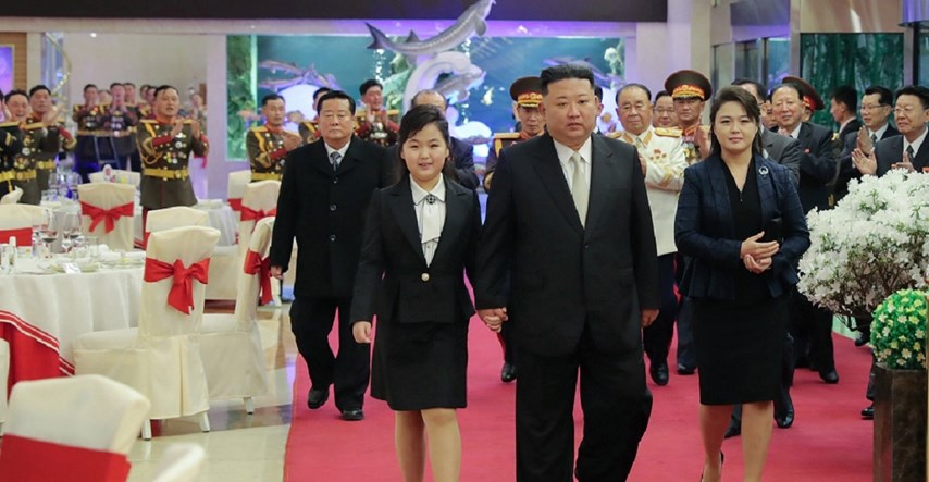 Ljudi primijetili bizaran detalj na ženi Kim Jong-una: "Što to ona nosi oko vrata"
