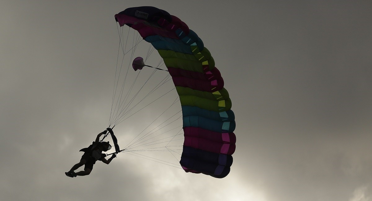 Francuski pilot krilom aviona odrubio glavu padobrancu, osuđen je