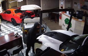 VIDEO Pokušali ukrasti sportske automobile, pa ostali bez prijevoza