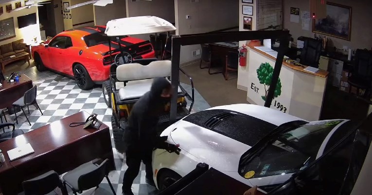 VIDEO Pokušali ukrasti sportske aute. Ispali potpuni idoti pa pobjegli