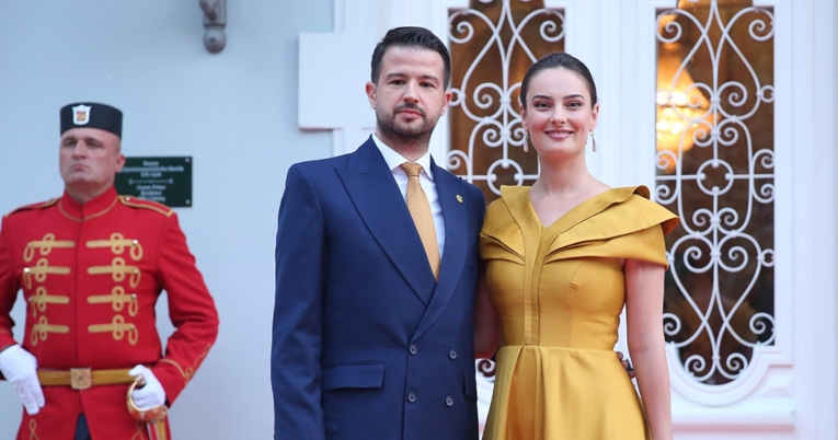Prvu damu Crne Gore kritiziraju zbog detalja na haljini, reagirao i predsjednik