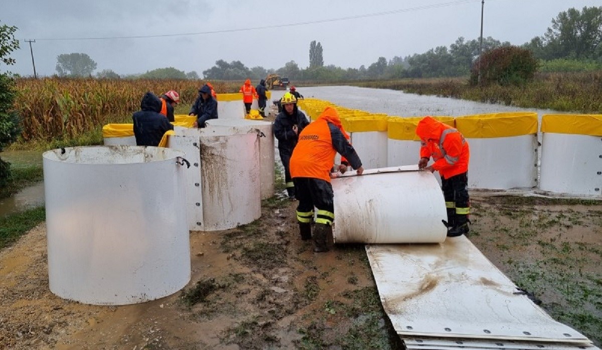 Na karlovačkom području zbog nevremena angažirano 100 vatrogasaca