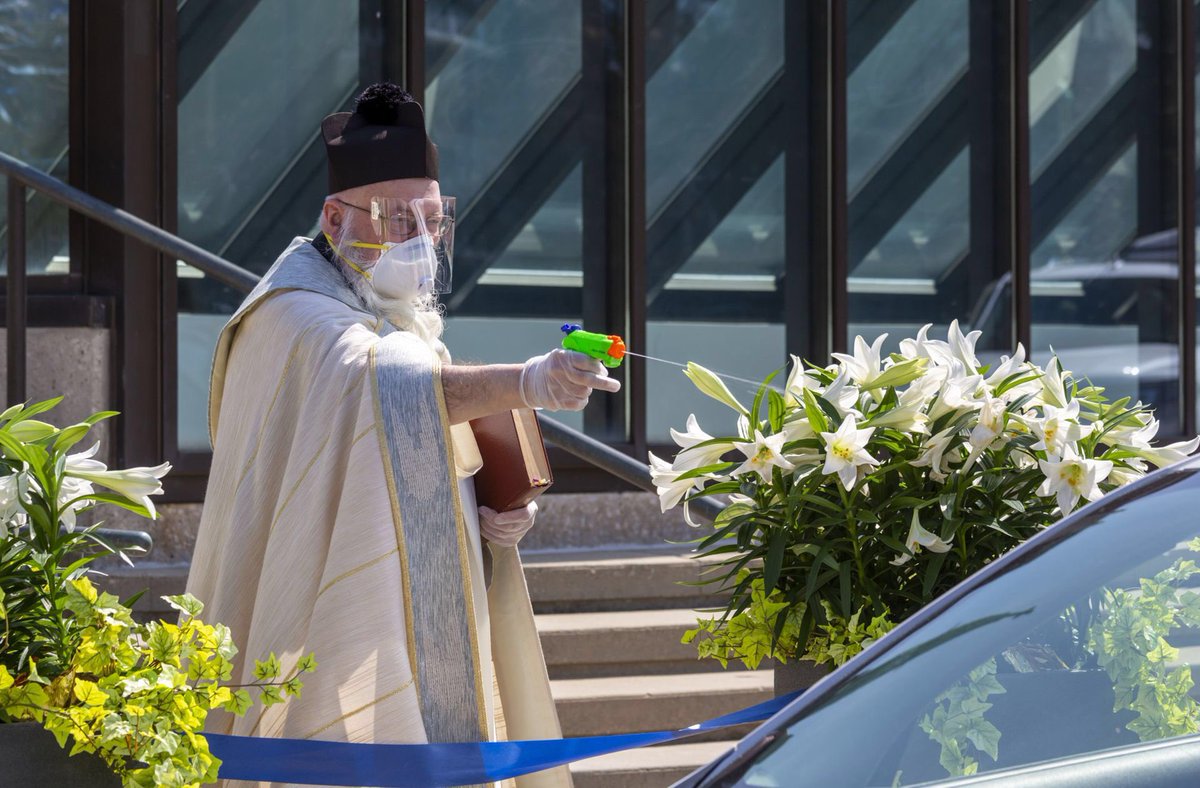 Svećenik prskao župljane pištoljem sa svetom vodom, internet je prepun fora o tome