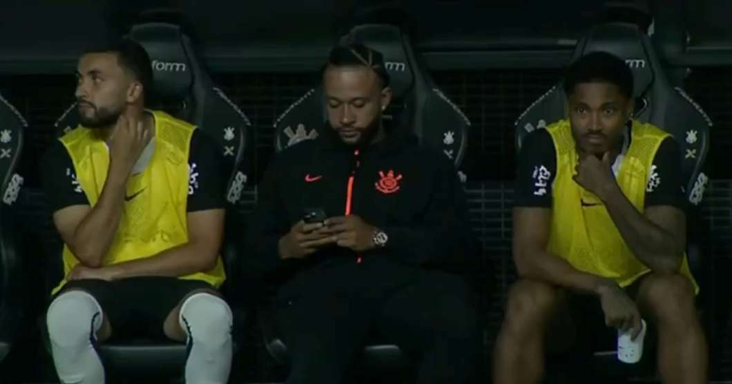 VIDEO Nizozemska zvijezda uhvaćena s mobitelom na klupi. Trener se iznervirao