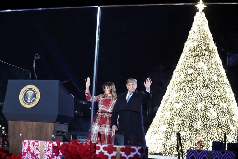 Melania i Trump osvijetlili nacionalno božićno drvce visoko devet metara