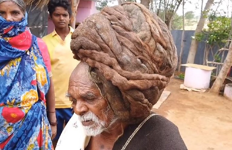 Ima 95 godina i kaže da se nikad nije šišao, razmotao je kosu i izgledalo je bolno