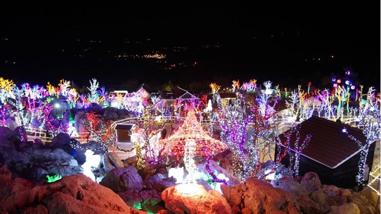 2,3 milijuna lampica nedaleko od Omiša: Božićna bajka vlasnika striptiz-bara