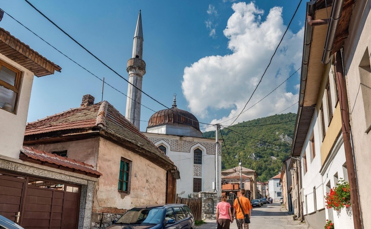 U BiH ženu pogodio šalicom za kavu, dobila potres mozga. Kćerku gađao Kuranom u glavu