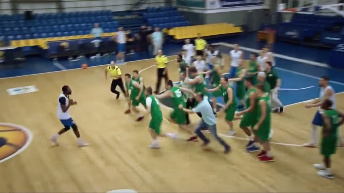 Ogromna tučnjava na košarci u Ukrajini, igrač bježao od cijele protivničke ekipe