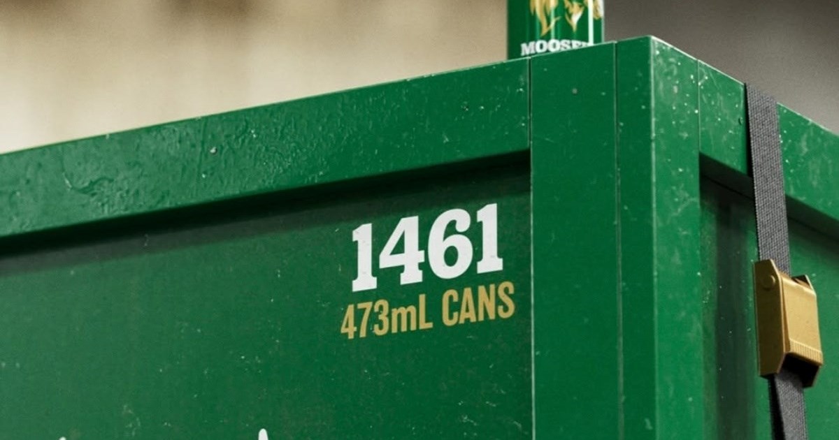 Kanadska pivovara prodaje sanduk s 1461 limenkom: "Da preživite Trumpov mandat"