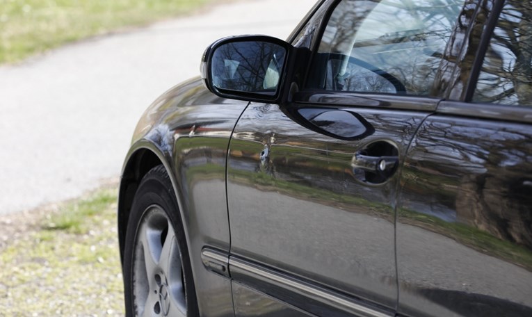 FOTO Ispred kuće ubijenog poduzetnika parkiran Mercedes, ima rupu od metka