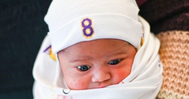 Bebe rođene na isti dan kao i Kobe Bryant od Lakersa dobile personalizirani poklon