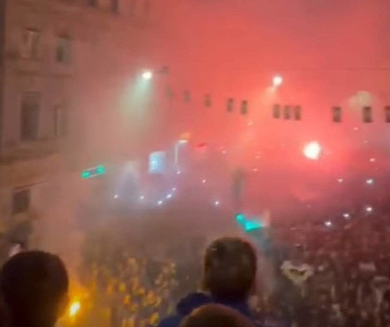 VIDEO Tisuće Sarajlija dočekalo igrače BiH. Pjevali se narodnjački hitovi