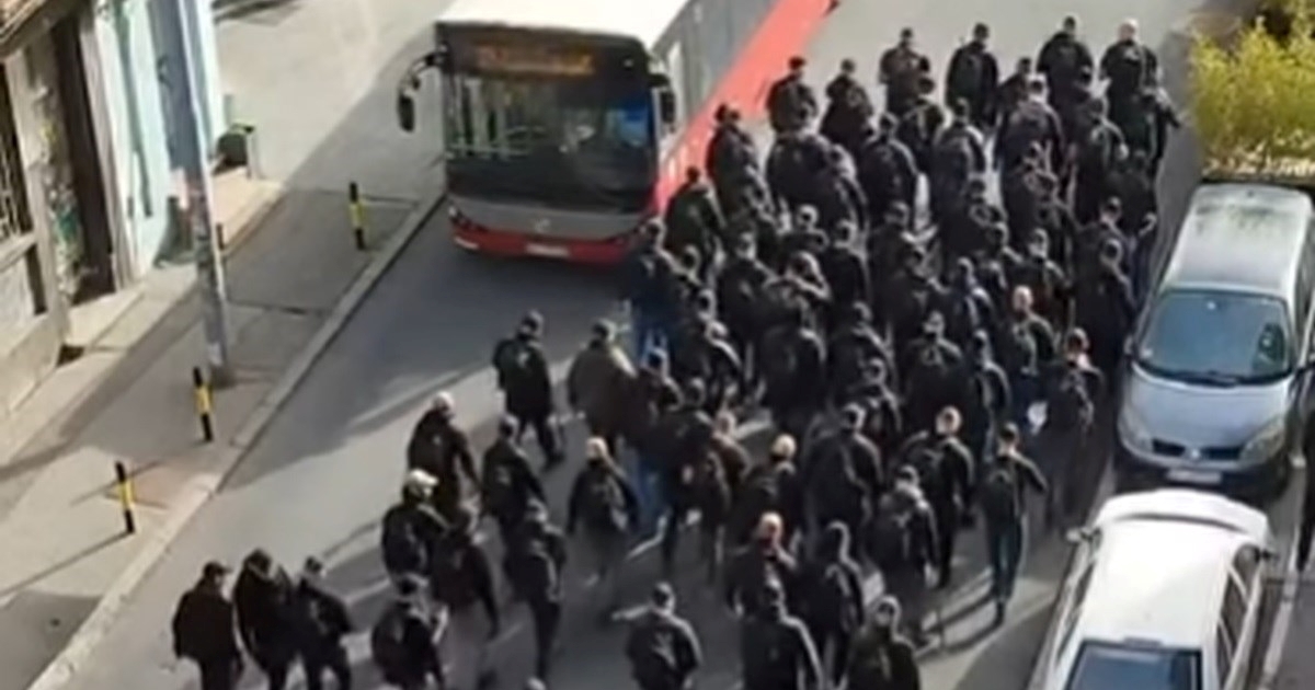 VIDEO Velika grupa maskiranih muškaraca u crnom maršira Beogradom