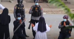 VIDEO Časna u Mjanmaru kleknula pred policiju: "Ubijte mene, a ne djecu"